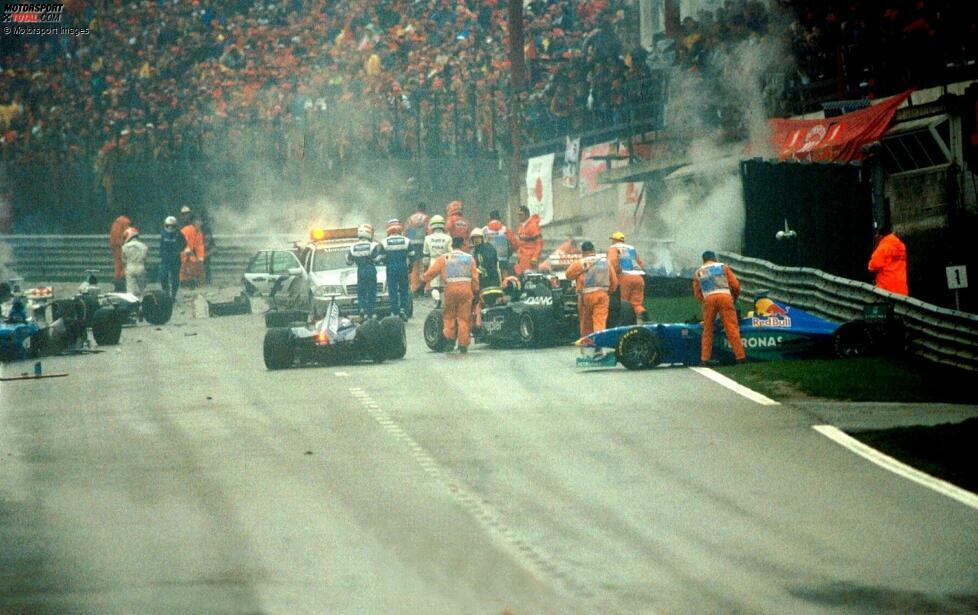 1998: In den größten Massencrash der Formel-1-Geschichte sind 13 Fahrer involviert. Rubens Barrichello und Eddie Irvine werden leicht verletzt. Die meisten Fahrer sind mit Ersatzautos beim Neustart wieder dabei, nur vier können mangels intakter Autos nicht mehr weitermachen.