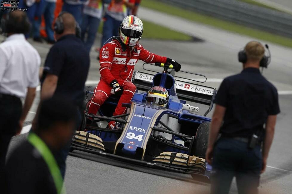 2017: Ferrari-Fahrer Sebastian Vettel und Williams-Fahrer Lance Stroll kollidieren beim Malaysia-Grand-Prix - nach der Zieldurchfahrt. Weil Vettels Auto liegenbleibt, fährt er bei Pascal Wehrlein 