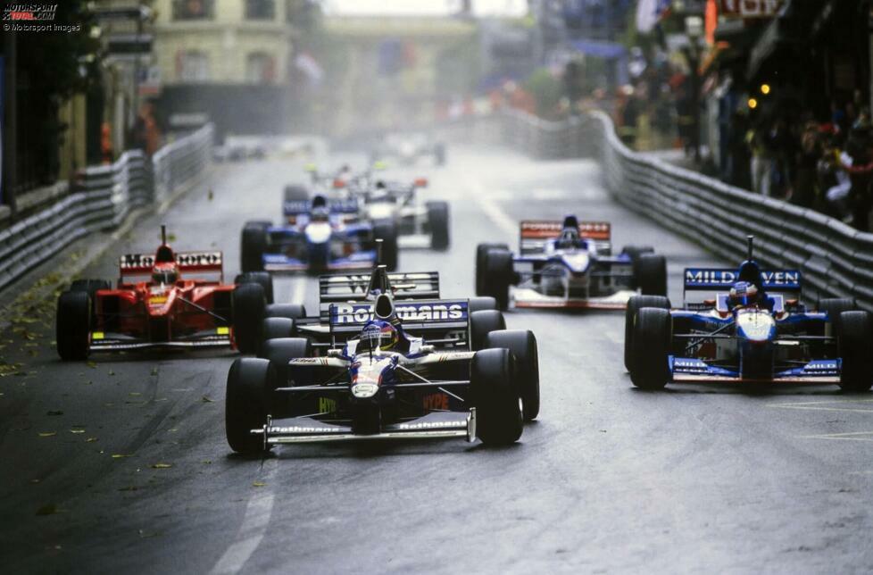 1997: Es ist nass in Monaco, aber Williams lässt Heinz-Harald Frentzen und Jacques Villeneuve mit Trockenreifen losfahren. Nach frühen Boxenstopps zum Reifenwechsel in den Runden drei und fünf sind die Williams-Fahrer chancenlos.