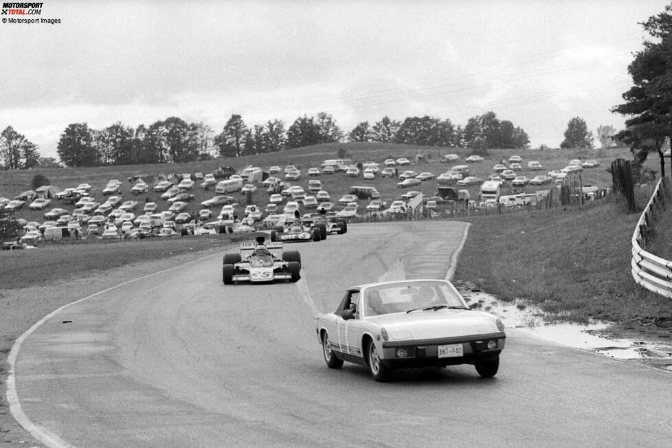 1973: Beim ersten Einsatz eines Safety-Cars in der Formel 1 beim Kanada-Grand-Prix stimmt das Timing der Rennleitung nicht. Das Sicherheitsauto verfehlt den Führenden, das Klassement gerät durcheinander. Der Sieg von Peter Revson ist bis heute umstritten.
