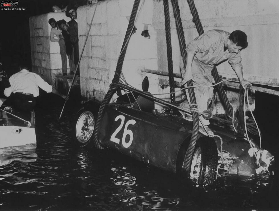 1955 und 1965: Alberto Ascari (Foto) und Paul Hawkins passiert es tatsächlich: In Monte Carlo landen sie jeweils nach Unfällen mit ihren Fahrzeugen im Hafenbecken! Beide werden nur leicht verletzt.