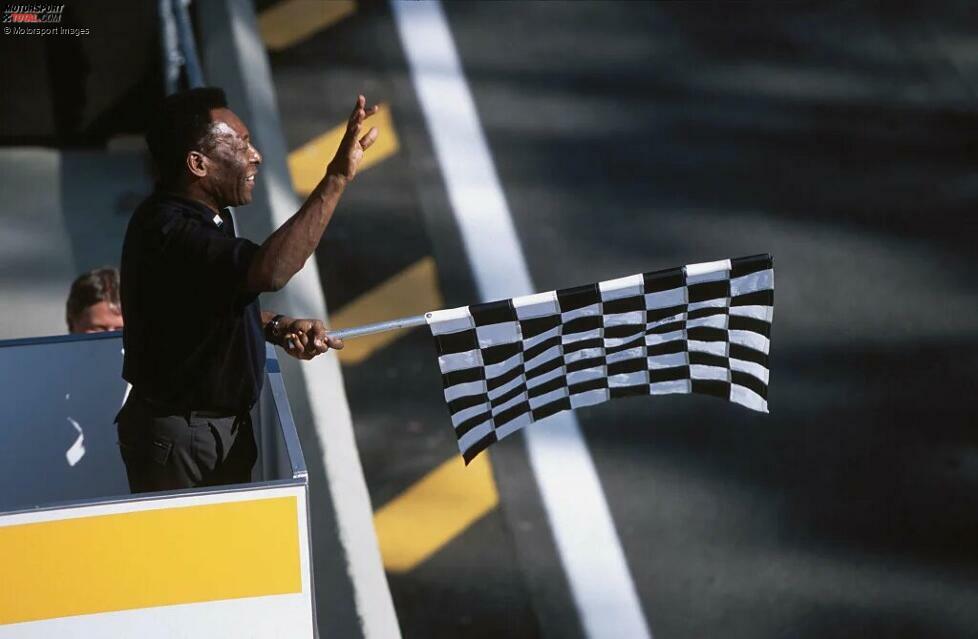 2002: Fußball-Legende Pele darf bei seinem Heimrennen in Brasilien die Zielflagge schwenken. Prompt verpasst er es, Grand-Prix-Sieger Michael Schumacher abzuwinken. Pele erwischt erst einige der nachfolgenden Fahrer, Schumachers Sieg ist aber natürlich trotzdem offiziell.