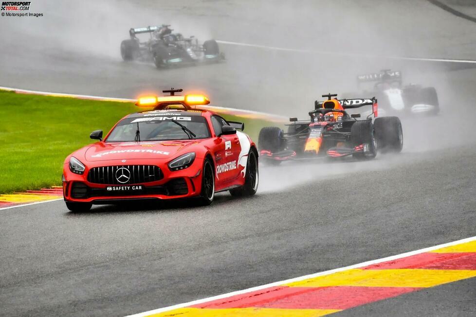 2021: Es schüttet beim Belgien-Grand-Prix in Spa. So sehr, dass das Rennen mit großer Verzögerung nur hinter dem Safety-Car gestartet und schließlich mit nur einer gewerteten Runde abgebrochen wird. Es gibt halbe Punkte - und bald darauf ein neues Punktesystem für Abbruchrennen.
