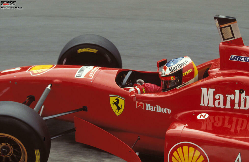 ... seine eigenen Helme im Nassen von innen beschlagen. Schumacher stellt einen seiner Helme zur Verfügung, weil er eine ähnliche Kopfgröße hat wie Coulthard.