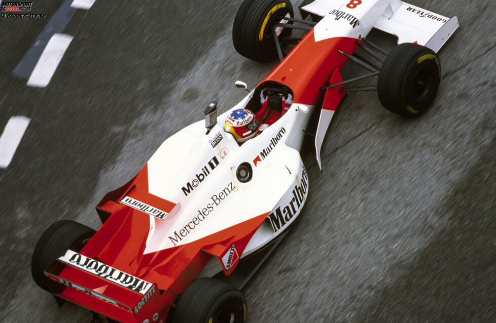 1996 sieht alles nach Michael Schumacher im McLaren aus. Doch der Schein trügt: McLaren-Fahrer David Coulthard hat lediglich einen Ersatzhelm von Schumacher geborgt, weil ...