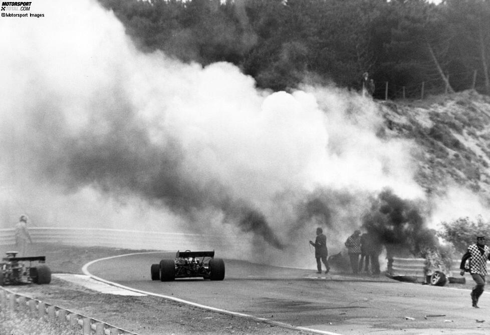 1973 verunfallt Roger Williamson in Zandvoort schwer, sein Auto fängt Feuer. David Purley ist einer der ersten Fahrerkollegen an der Unfallstelle und hält an - links im Bildrand zu erkennen.