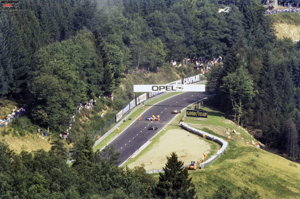 1992 in Spa-Francorchamps verunfallt Eric Comas im Freitagstraining. Formel-1-Weltmeister Ayrton Senna stellt seinen McLaren rechts am Fahrbahnrand ab und ...