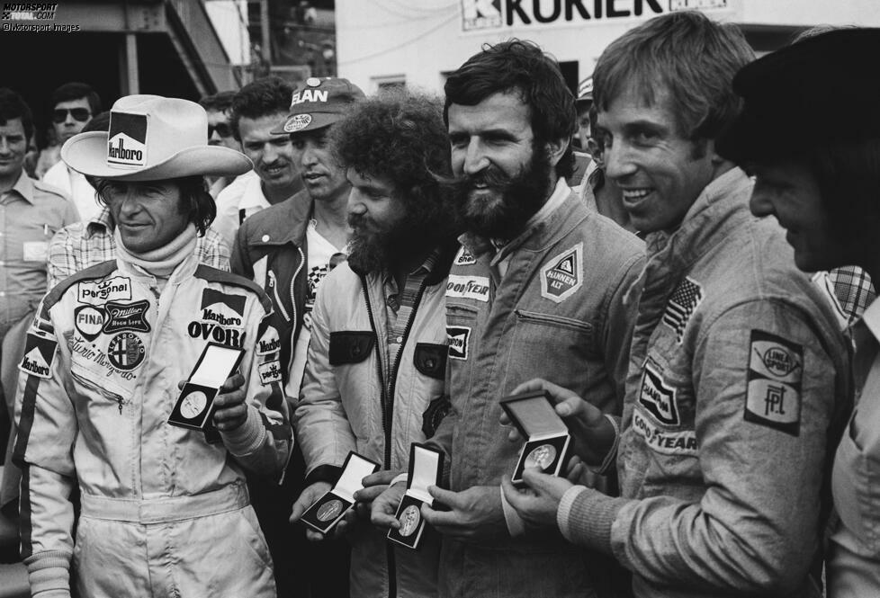 Laudas Fahrerkollegen Arturo Merzario, Guy Edwards, Harald Ertl und Brett Lunger retten ihn aus dem brennenden Auto und werden mit Medaillen geehrt. Lauda überlebt den Crash und wird 1977 (und 1984) nochmals Weltmeister!