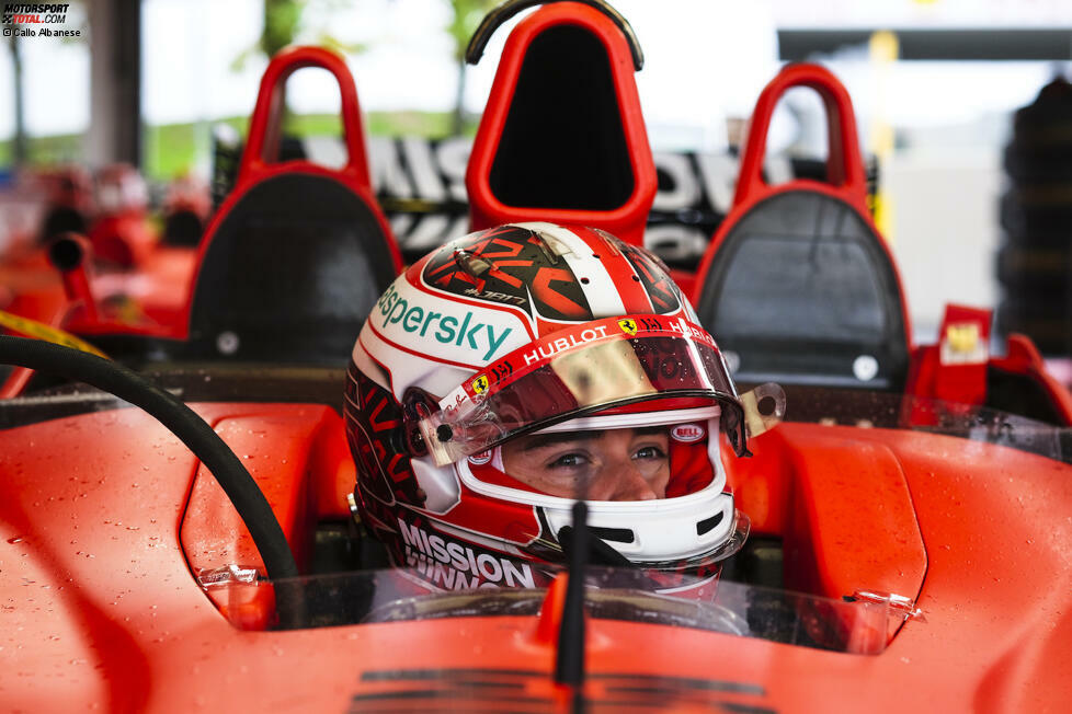 Charles Leclerc im Cockpit des Ferrari-Dreisitzers