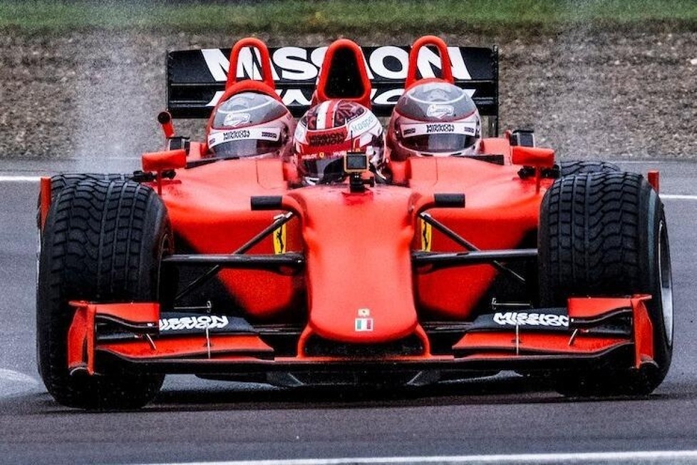 Ein Formel-1-Auto mit drei Sitzplätzen? Ja, das gibt’s! Hier sind die Beweisfotos mit Charles Leclerc am Steuer des Ferrari-Dreisitzers in Fiorano!