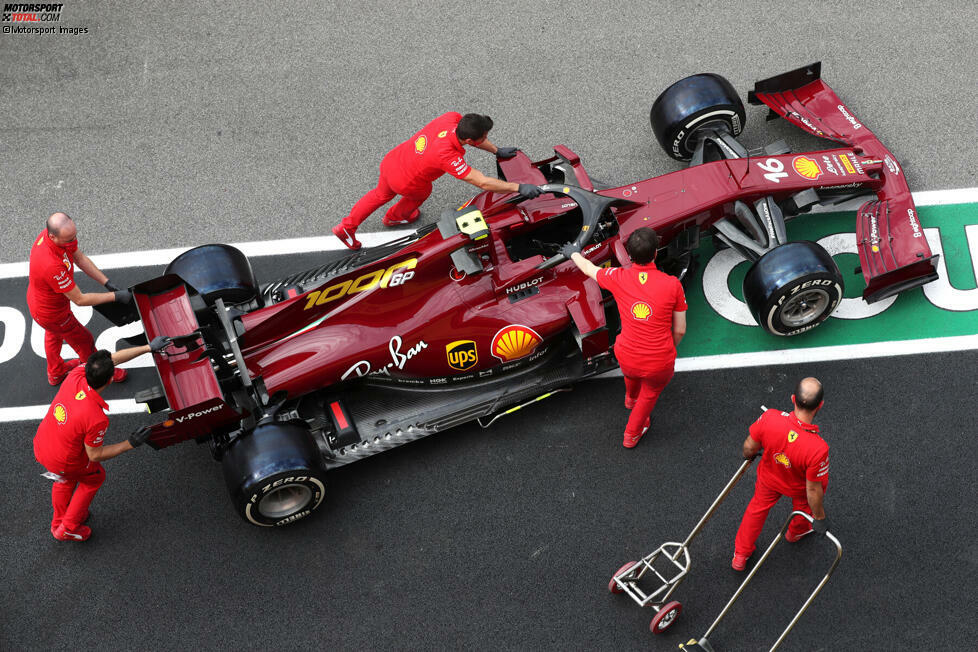 Die SF1000-Fahrzeuge von Charles Leclerc und Sebastian Vettel sind komplett in diesem dunklen Rotton gehalten. Auch die Startnummern-Aufkleber sind dem 50er-Jahre-Design nachempfunden.
