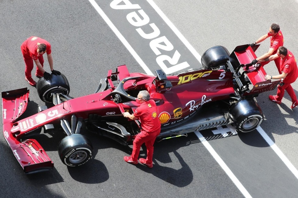Spezielle Farben für das Jubiläumsrennen beim Toskana-Grand-Prix in Mugello: Hier sind die ersten Eindrücke zum dunkleren Ferrari SF1000 von Leclerc und Vettel!
