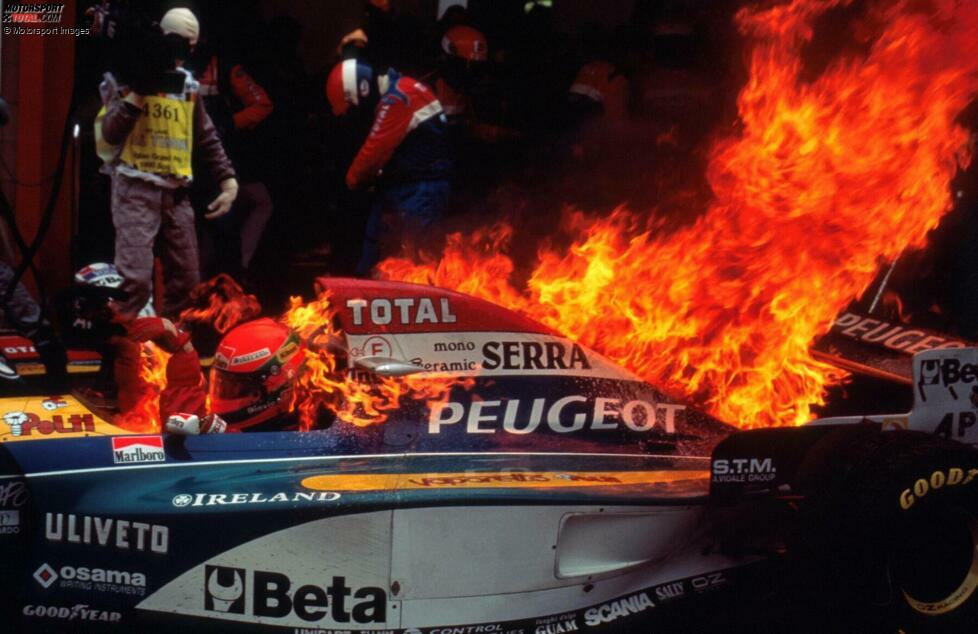 Spa 1995: Bei einem Boxenstopp im Rennen beginnt der Jordan von Eddie Irvine zu brennen. Alle Beteiligten haben Glück und entgehen einer Verletzung.