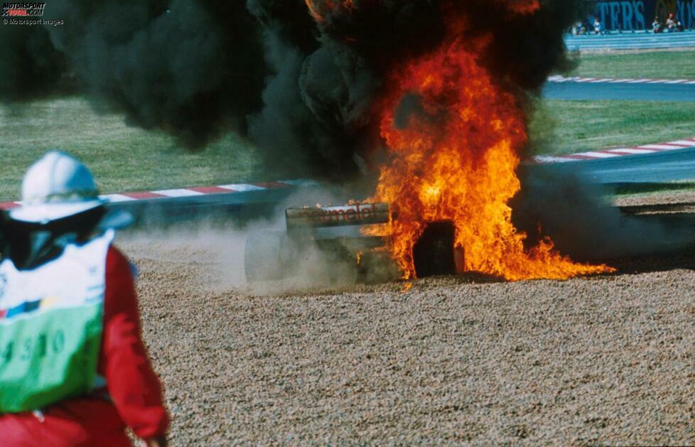 Buenos Aires 1996: Ein Fehler im Benzinsystem lässt Sprit austreten, der sich entzündet. Ligier-Fahrer Pedro Diniz fliegt deshalb spektakulär in einem Feuerball ab. Diniz kam mit dem Schrecken davon.