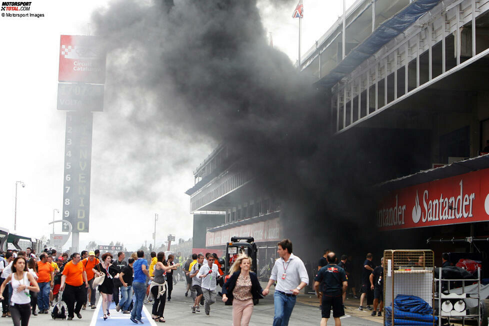 Barcelona 2012: Dichter Rauch strömt aus der Williams-Box ins Freie. Nach Rennende hat es in der Garage ein Feuer gegeben, Teile der Boxenausrüstung gehen verloren - nachdem Williams-Fahrer Pastor Maldonado kurz zuvor überraschend das Rennen gewonnen hat!