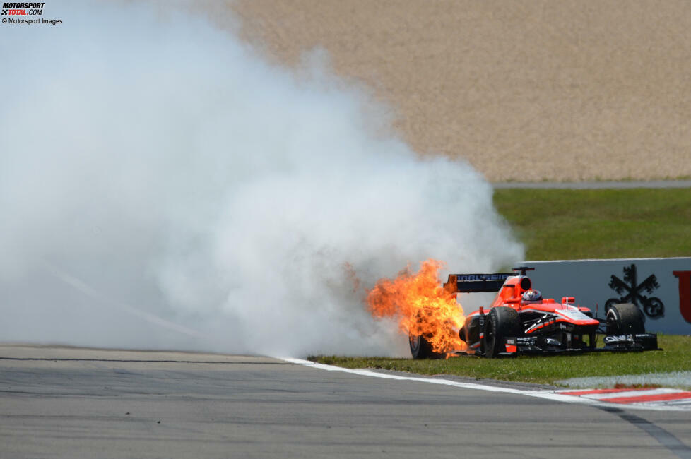 Nürburgring 2013: Nach einem Motorschaden an seinem Marussia muss Jules Bianchi schnell aus dem Cockpit springen, denn das Heck seines Autos steht in Flammen.