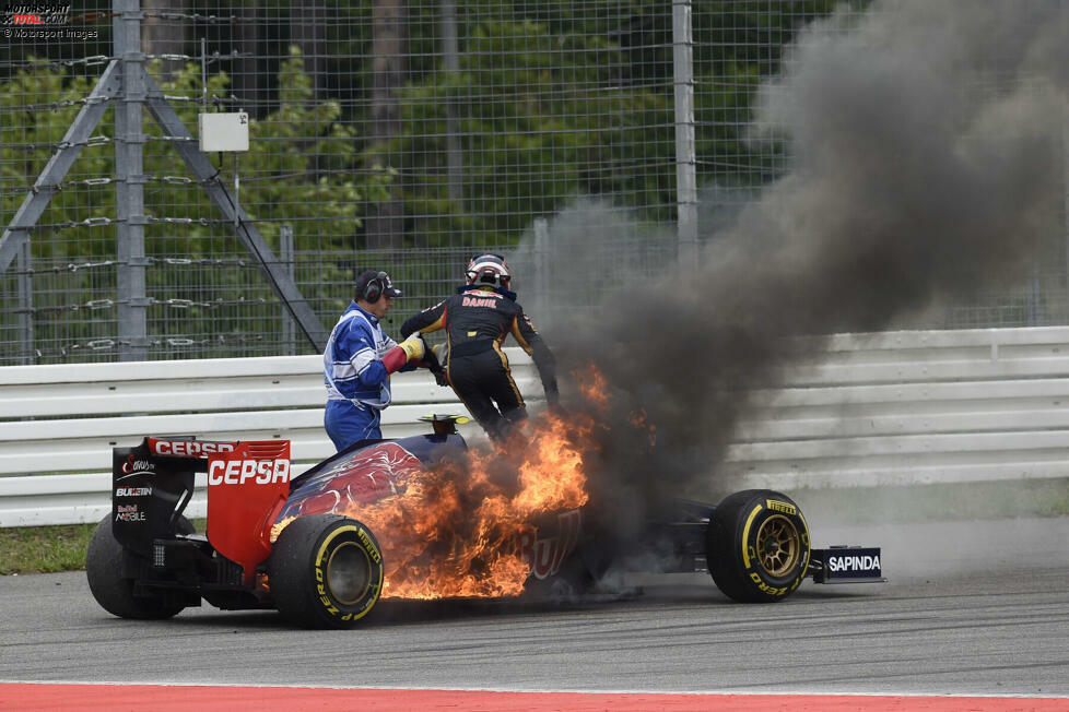 Hockenheim 2014: Der Toro Rosso von Daniil Kwjat steht in der Auslaufzone und brennt lichterloh, doch der Fahrer verletzt sich nicht, weil er rechtzeitig raus ist.