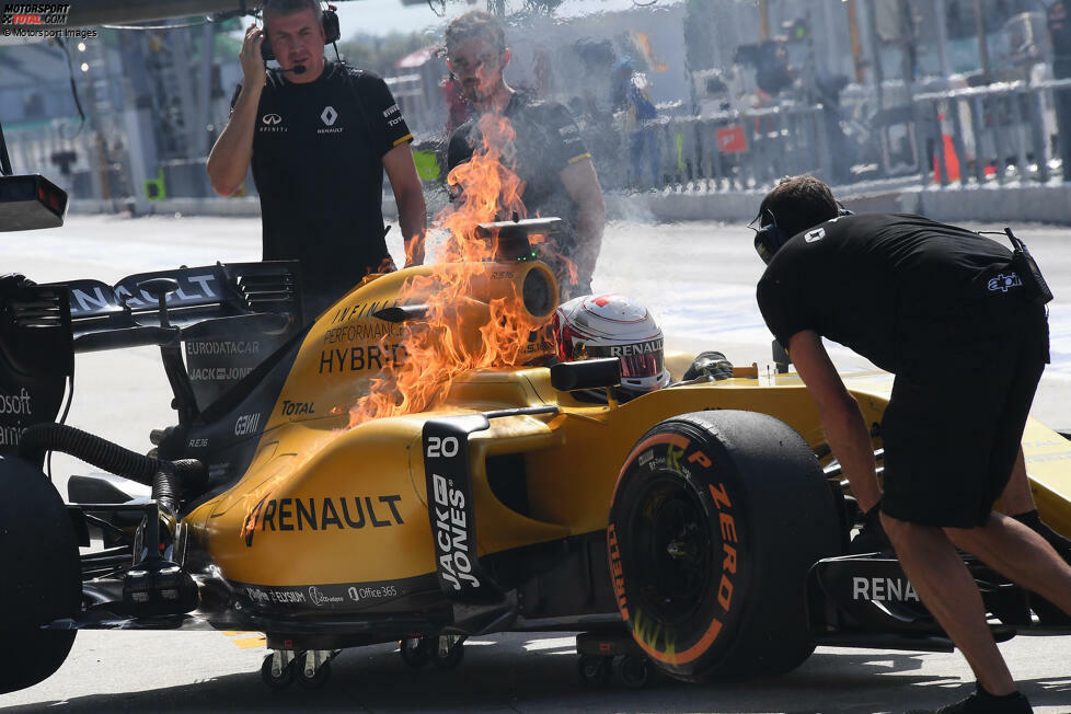 Sepang 2016: Der Renault von Kevin Magnussen steht schon vor der Box, als auf einmal ein Feuer entsteht. Die Crew kann den Brand rasch löschen und Magnussen passiert nichts weiter.