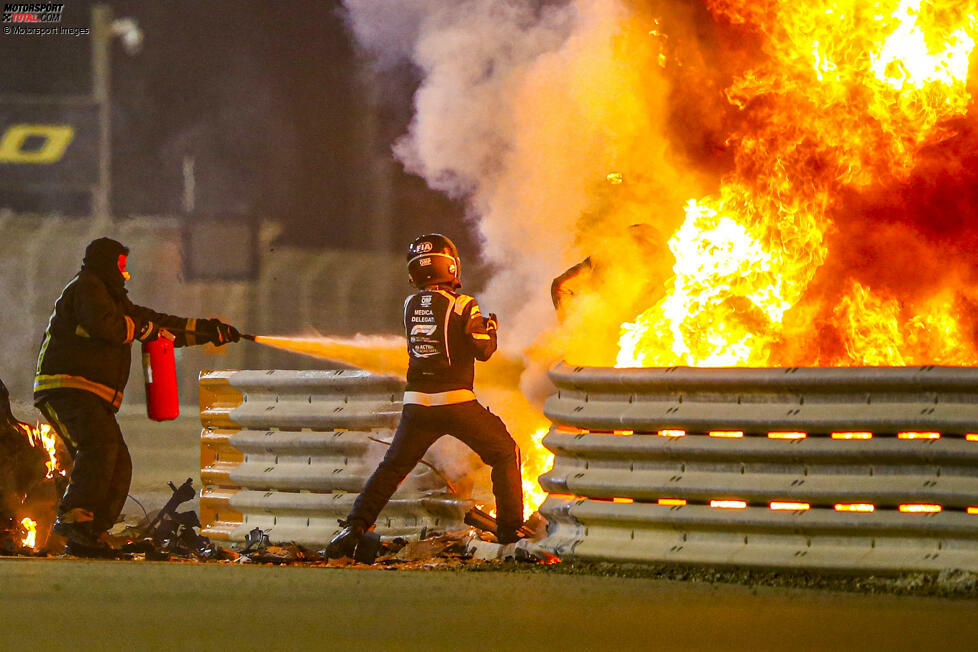Sachir 2020: Das Haas-Fahrzeug von Romain Grosjean durchschlägt die Leitplanke, bricht auseinander und fängt Feuer. Grosjean wird leicht verletzt, steigt aber selbst aus, um dann von Helfern vom Feuer weggezogen zu werden.