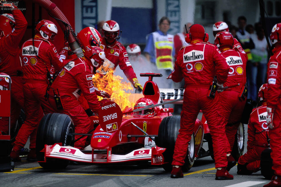 Spielberg 2003: Beim Boxenstopp von Michael Schumacher wird nachgetankt, Sprit entzündet sich auf der Motorhaube, es brennt. Doch nachdem die Ferrari-Mechaniker das Feuer gelöscht haben, fährt Schumacher weiter - und gewinnt!