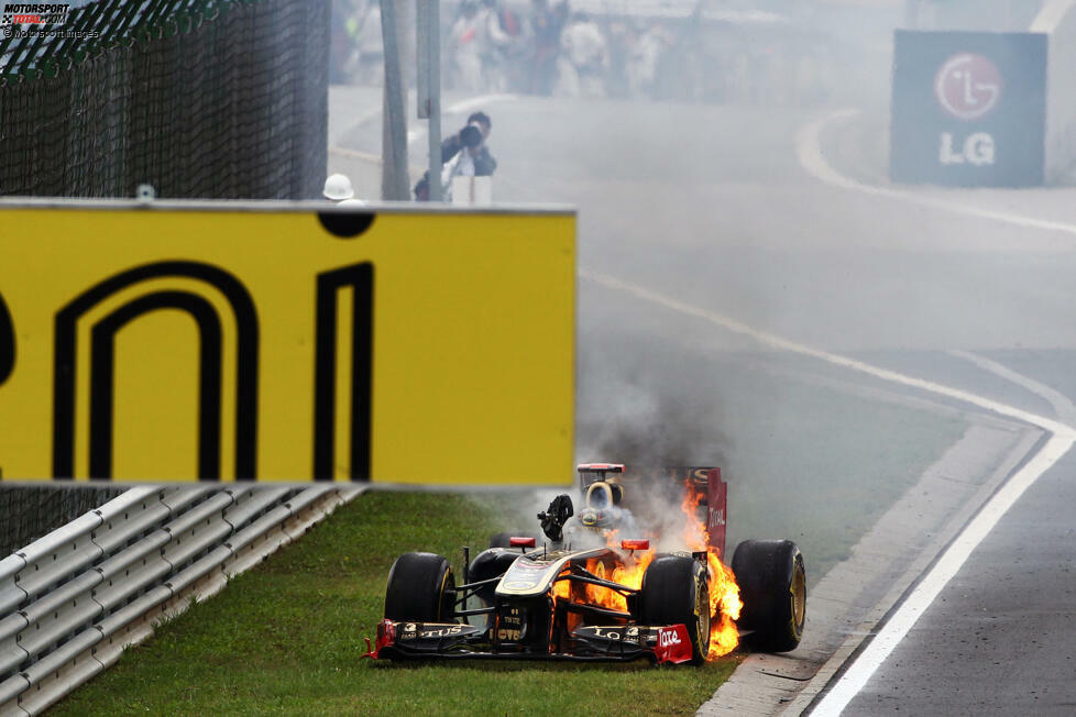 Budapest 2011: Nick Heidfeld kommt im Lotus aus der Box, da fängt sein Rennauto plötzlich Feuer und Heidfeld steuert es an den Streckenrand. Er ist rechtzeitig raus aus dem Cockpit, um sich nicht zu verletzen. Heidfeld fährt danach nie wieder in der Formel 1!