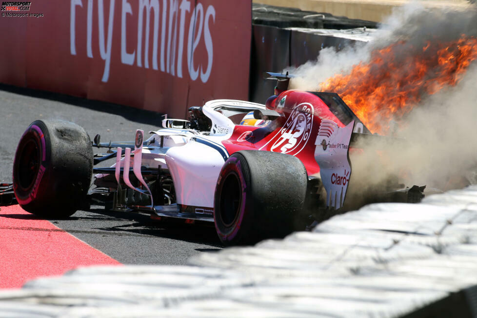 Le Castellet 2018: Alfa-Romeo-Fahrer Marcus Ericsson fliegt ab im ersten Training, dann schlagen Flammen aus der Motorhaube seines Fahrzeugs. Er kann sich aber rechtzeitig aus dem Unfallauto befreien.