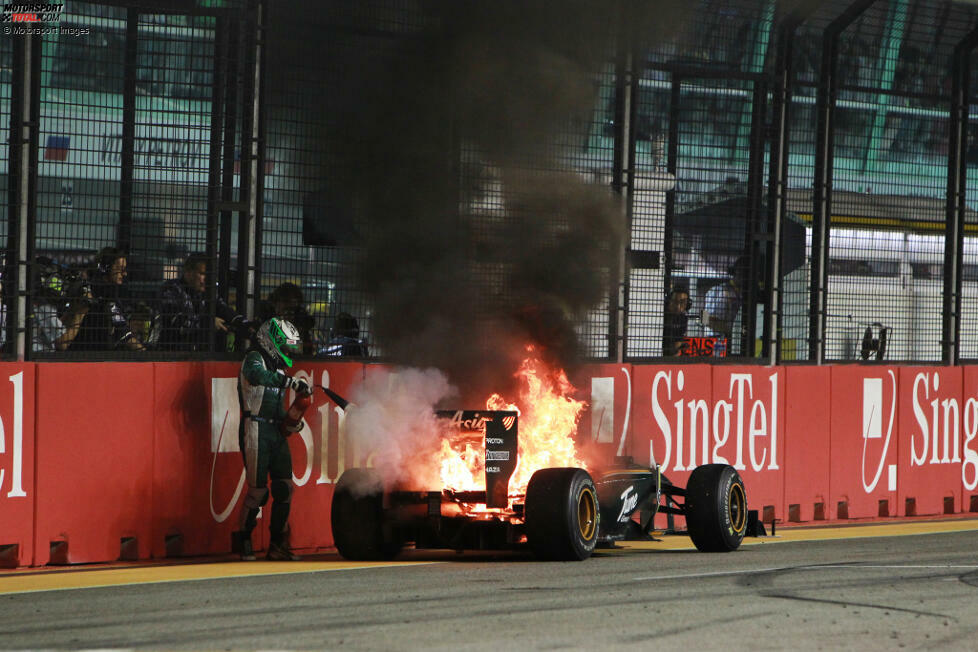 Singapur 2010: Lotus-Fahrer Heikki Kovalainen kommt mit brennendem Auto vor der Boxengasse zu stehen. Dort holt er sich einen Feuerlöscher und löscht die Flammen selbst!