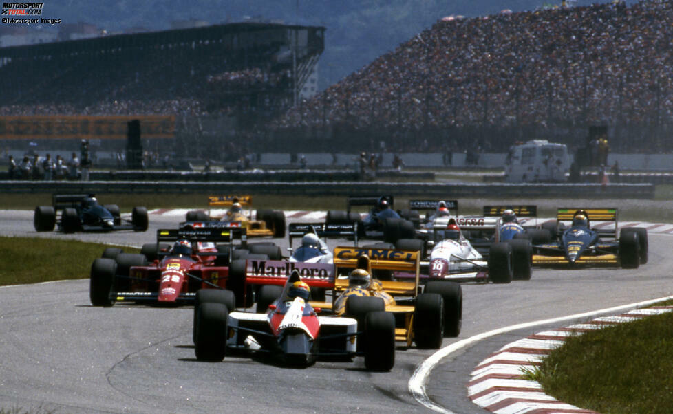 Auch im Rennen läuft es gut für Herbert, nicht aber für Lokalheld Ayrton Senna, der den Start von Pole kommend verhaut. Nach einer Berührung muss er mit Schaden an die Box, seine Siegchance beim Heimspiel ist früh dahin.
