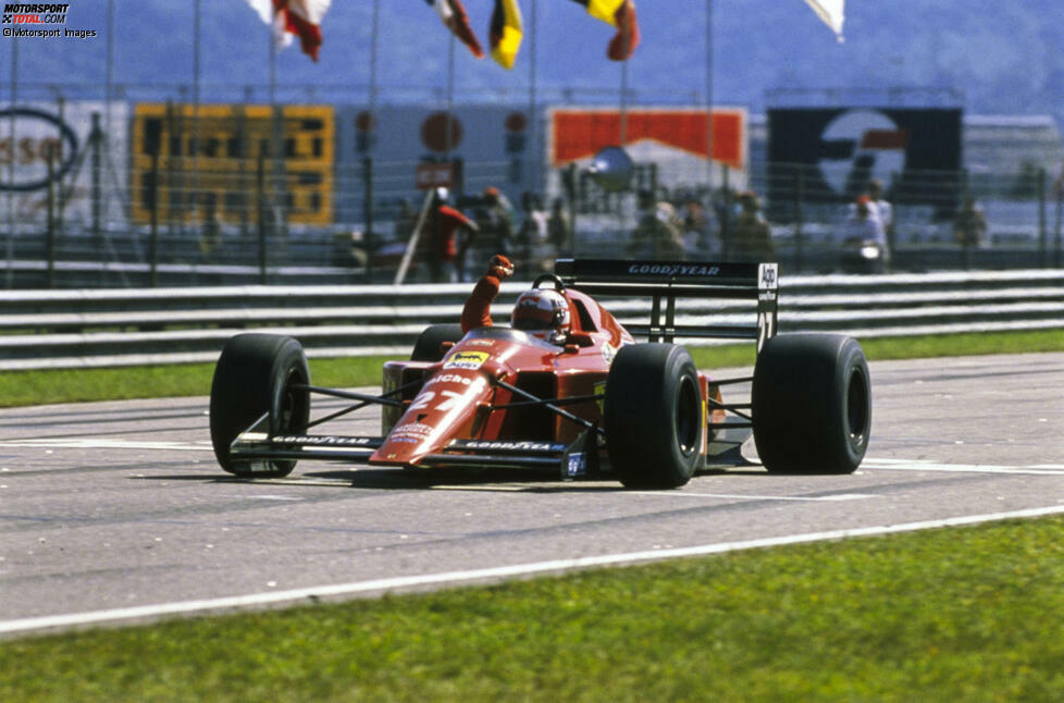 Am Ende gewinnt etwas überraschend Herberts britischer Landsmann Nigel Mansell im Ferrari 640 den Auftakt der Formel-1-Saison 1989. Erstmals war ein Fahrzeug mit halbautomatischem Getriebe siegreich.