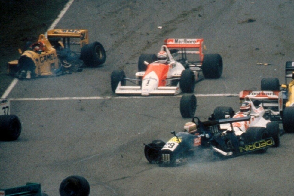 Nur wenige Monate nach mehrfachen Beinbrüchen gibt Johnny Herbert 1989 sein Formel-1-Debüt, unter Schmerzen, aber mit erstaunlichem Erfolg!