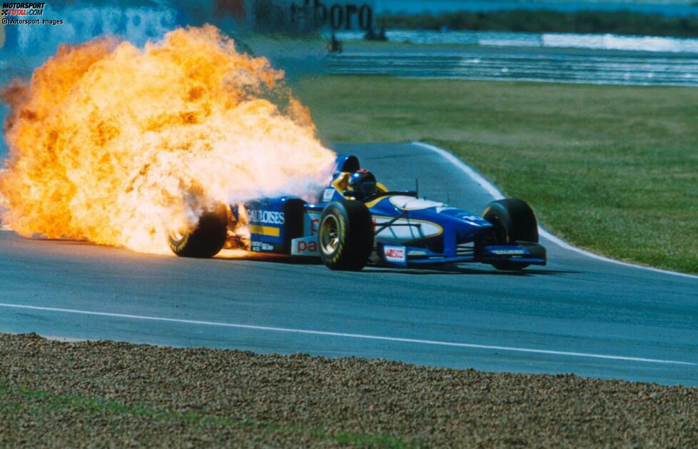 Doch es gibt auch noch andere Ursachen für Feuerunfälle nach Imola 1989, wie zum Beispiel Motorschäden oder andere Defekte. Hier geht der Ligier von Pedro Diniz in Flammen auf, 1996 in Buenos Aires.