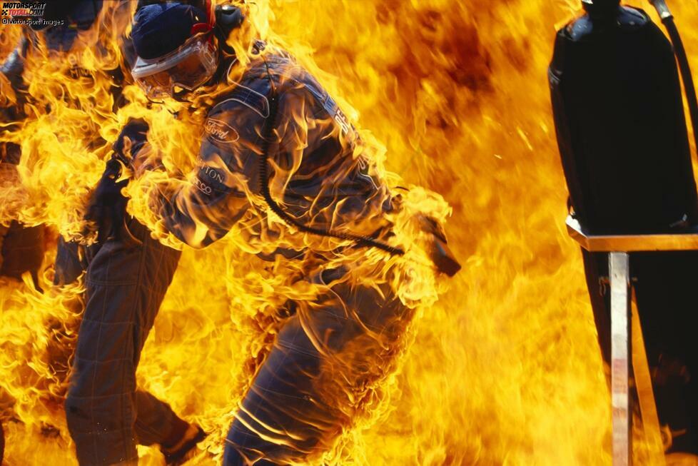 ... dieses Bild eines Benetton-Mechanikers, der von Flammen umhüllt dem Inferno entkommen will. Auch hier werden die Beteiligten nur leicht verletzt. Schuld an dem Zwischenfall ist übrigens beim Tankvorgang auslaufendes Benzin, das sich auf der Motorhaube entzündet.