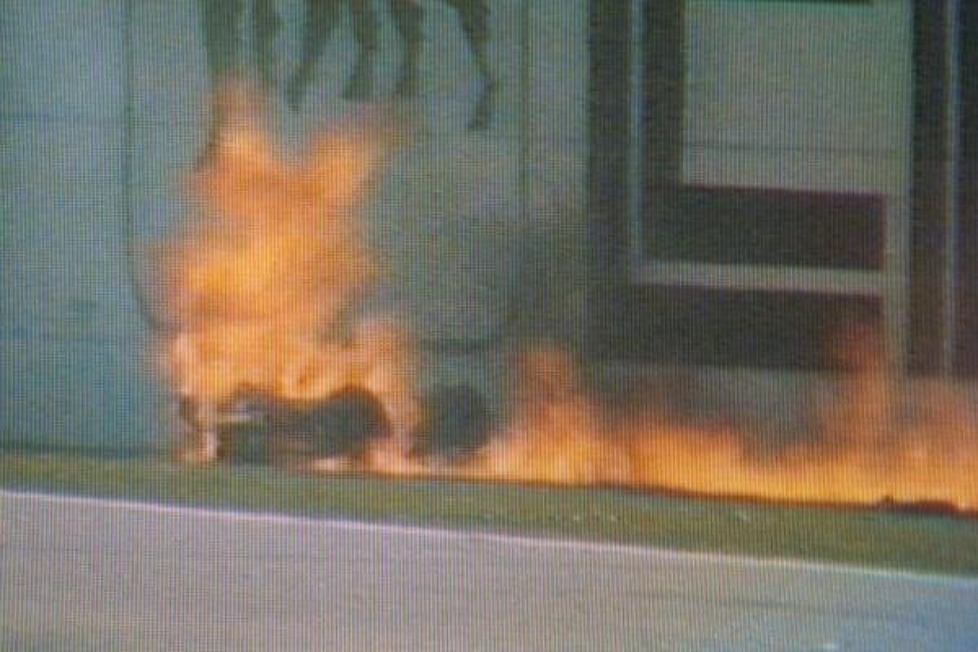 1989 verunglückt Gerhard Berger in Imola schwer und sein Fahrzeug fängt Feuer, die Formel 1 führt daraufhin entscheidende Regeländerungen ein