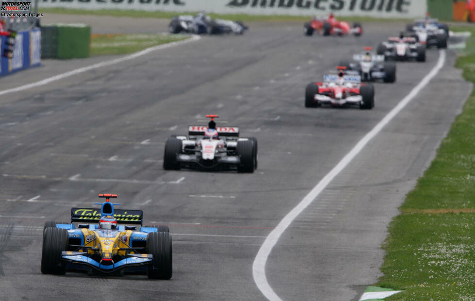 Die Führung geht an Fernando Alonso vor Jenson Button. Michael Schumacher hat zu dem Zeitpunkt großen Rückstand, kann vor seinem Boxenstopp aber frei fahren, während die Konkurrenz hinter Jarno Trullis Toyota festhängt. So kommt 
