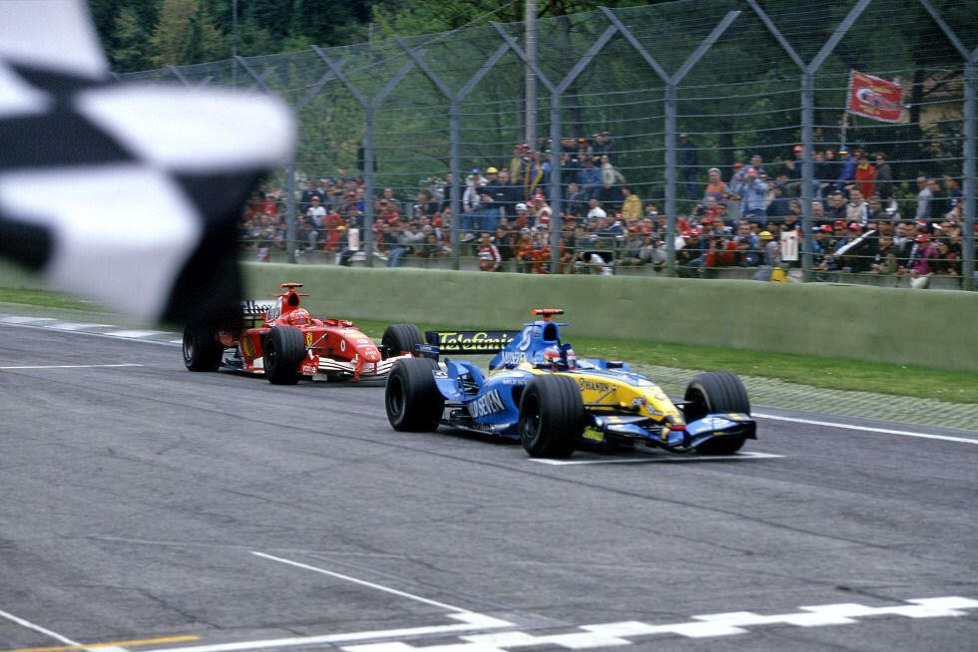 Fernando Alonso erteilt Michael Schumacher in San Marino eine echte Lektion, als er den Ferrari mit seinem deutlich langsameren Renault in Schach halten kann