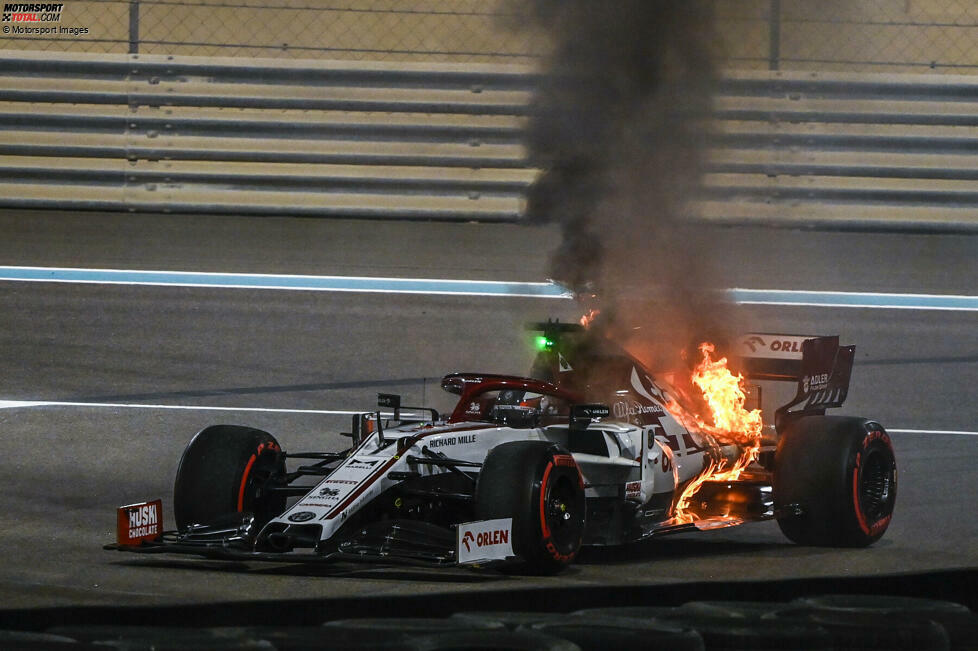 ... Räikkönen manövriert es daraufhin von der Fahrbahn und in die Auslaufzone. Dort züngeln die Flammen bereits am Heck des Fahrzeugs hoch!