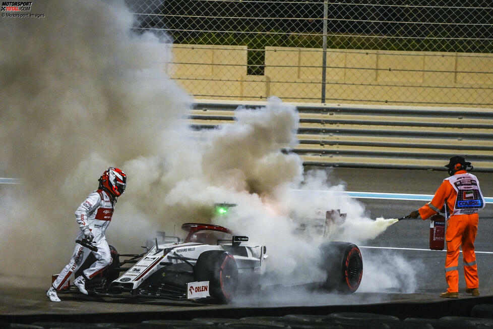 ... aber Räikkönen sprintet gleich los und hilft mit, damit das Auto nicht zu sehr beschädigt wird!