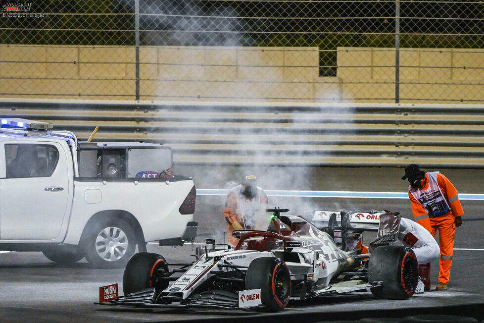 Dann kontrolliert Räikkönen noch selbst, ob der Brand an seinem Formel-1-Rennwagen wirklich komplett gelöscht ist.