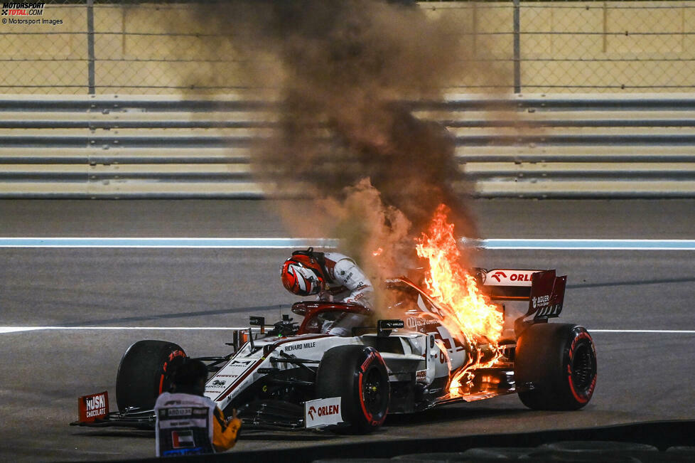 Der Feuerunfall von Romain Grosjean ist allen noch gut im Gedächtnis, da brennt im Freitagstraining in Abu Dhabi plötzlich der Alfa Romeo von Kimi Räikkönen!