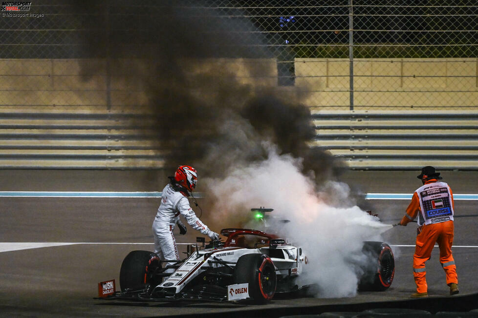 Räikkönen ist kaum raus aus dem Auto, da beginnen die Löscharbeiten am Fahrzeug ...