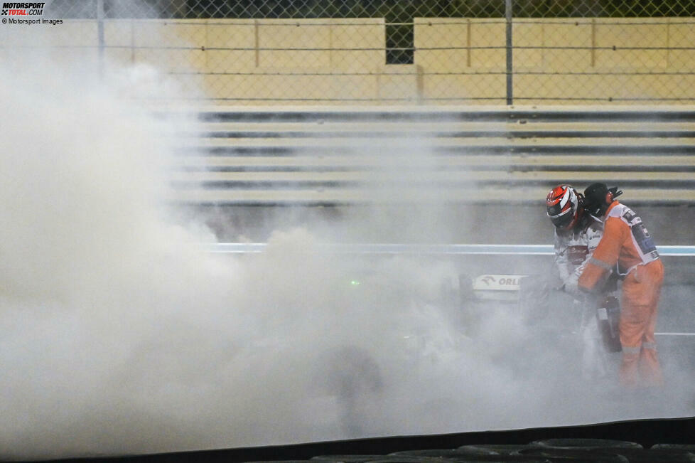 Mit dem Feuerlöscher in der Hand sorgt Räikkönen dafür, dass die letzten Flammen erlöschen.