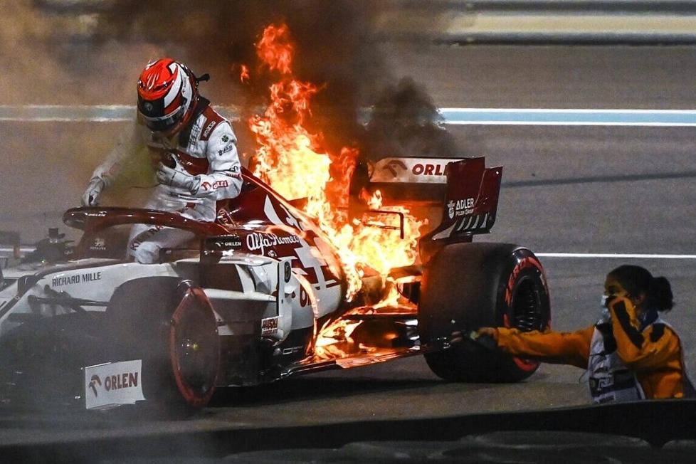 Schrecksekunde im Freien Training in Abu Dhabi für Kimi Räikkönen: Sein Alfa Romeo C39 fängt während der Fahrt plötzlich Feuer, Räikkönen aber bleibt unverletzt!