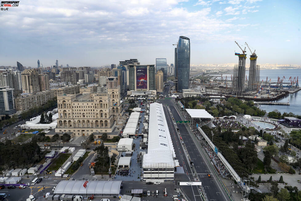 ... firmiert Baku in Aserbaidschan als Europa-Grand-Prix, wenngleich man sich darüber streiten kann, ob Baku überhaupt noch in Europa liegt. Vielleicht auch deshalb ist die Bezeichnung nur einmalig und lautet danach auf Aserbaidschan-Grand-Prix.
