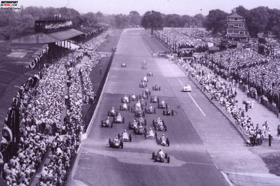 ... kommt man damit nicht heran, denn das Indianapolis 500 hat zwischen 1950 und 1960 einmalig vorgelegt: Der US-Klassiker ist zeitweise Teil des Rennkalenders, obwohl dort weder nach Formel-1-Reglement noch mit Formel-1-Autos gefahren wird, ein offizieller Grand Prix ist es ebenfalls nie. Letzteres hat ...