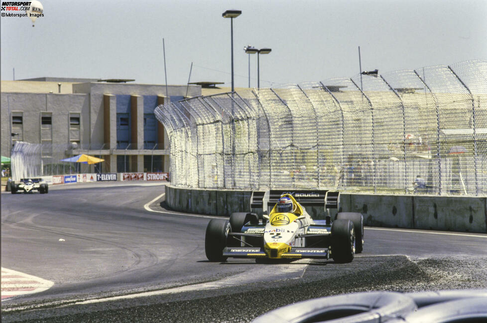 ... für die eine oder andere Besonderheit: In den 1980er-Jahren gibt es USA-Schauplätze zuhauf, die Formel 1 tritt unter anderem zum Dallas-Grand-Prix an - das Rennen heißt also wie die Gastgeberstadt. Randnotiz: Es ist ein verrücktes Hitzerennen, der Asphalt bricht auf und ...