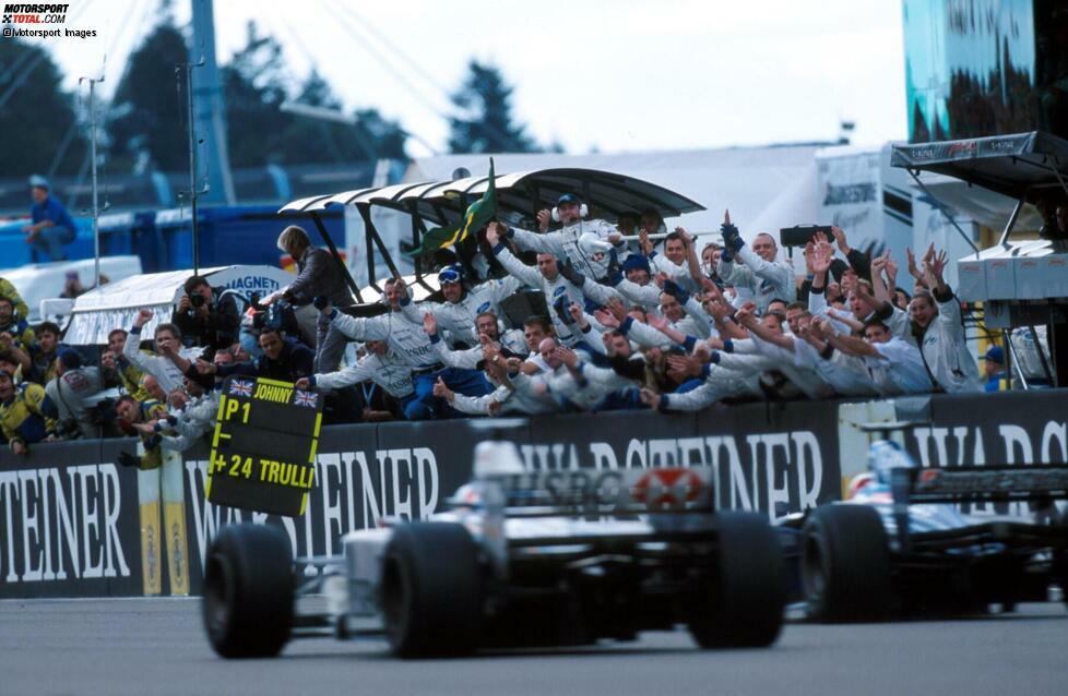 Andernorts gibt es Rennen, die nicht in dem Land ausgetragen werden, das als Namensgeber fungiert - etwa im Falle des Luxemburg-Grand-Prix, der mehrmals auf dem Nürburgring in Deutschland stattfindet. Dort erzielt das Team von Weltmeister Jackie Stewart 1999 seinen einzigen Sieg (dann schon unter der Bezeichnung Europa-GP), während ...