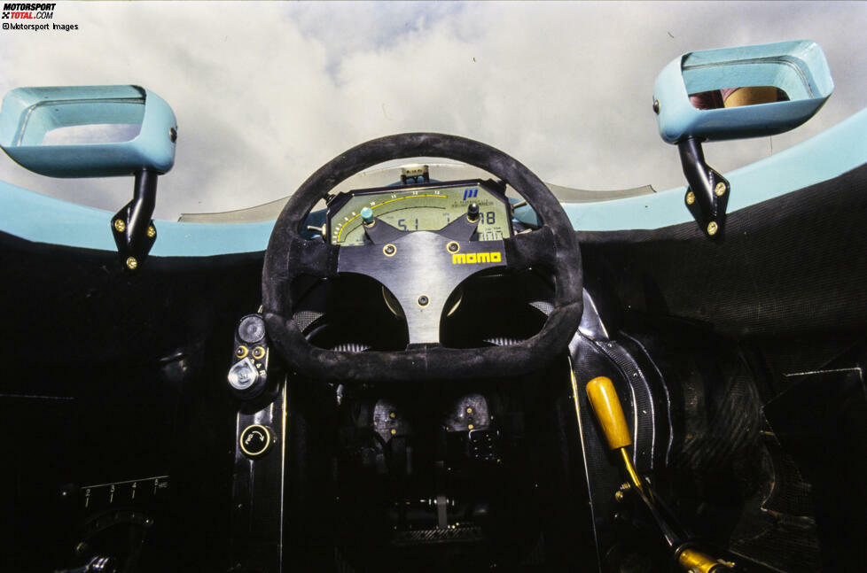 1991 bricht Leyton House mit dem CG911 immerhin die bisherige Lenkrad-Form auf und installiert zusätzliche Flächen für die beiden Knöpfe, aber ...