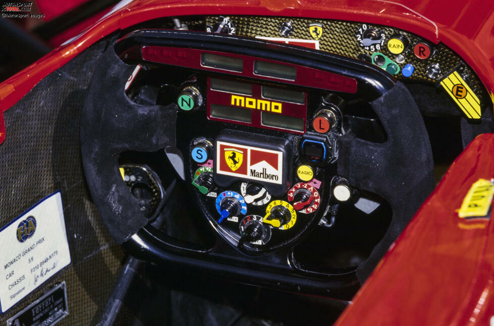 Wie rasant die Entwicklung jetzt voranschreitet, das zeigt der Blick in das Cockpit des Ferrari F310B von 1997: Innerhalb weniger Monate sind viele weitere Schalter und Knöpfe dazugekommen!