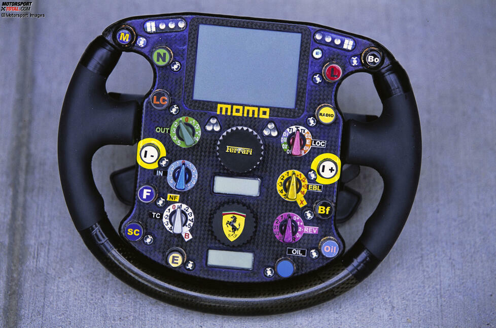Nur sechs Jahre später hat sich das Lenkraddesign komplett verändert. Immer mehr Knöpfe und Schalter sowie ein vergrößertes Display halten Einzug, hier am Beispiel des Ferrari F2003-GA von 2003.