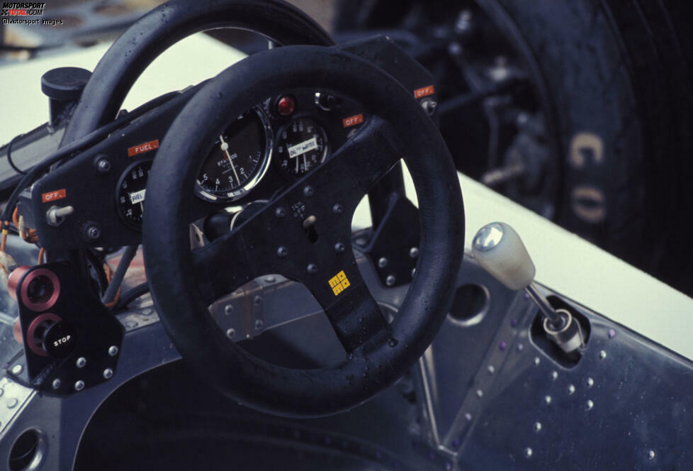Diese Lösung macht Schule, wie der Surtees TS19 von 1977 beweist. Auch hier befindet sich ein Schalter auf dem Lenkrad. Damit kann der Fahrer die Zündung (Englisch: Ignition) ein- und ausschalten.